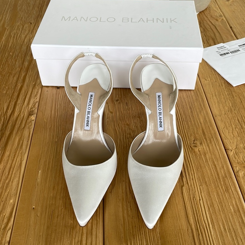 Brand New Manolo Blahnik Satin Carolyn Pump 70 mm in size 38.